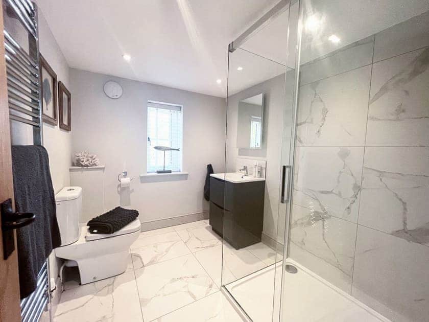 Shower room | The Old Stables 3 - The Old Stables, Winterslow, near Salisbury