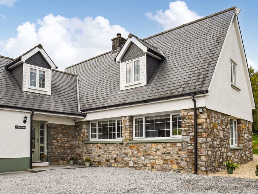 Cysgod Y Coed Cottages Bwthyn Bach (ref UK38820) in Llandyfan near