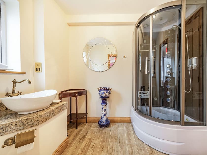 En-suite | Paradise, Cinderford
