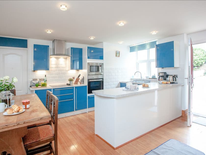 Kitchen/diner | Lower Stables Apartment - Meadfoot Bay, South Devon