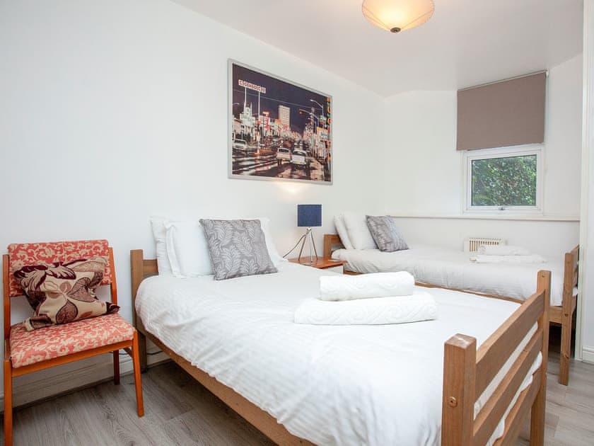Twin bedroom | Lower Stables Apartment - Meadfoot Bay, South Devon