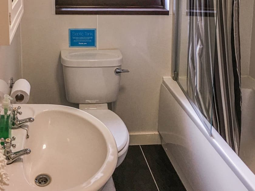 Bathroom | Mountain Thyme Lodge - , Letterfinlay, near Spean Bridge