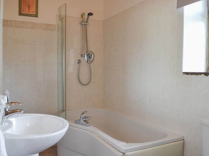 Bathroom | Mulberry Cottage - Brian’s Barns, Skerne, near Driffield