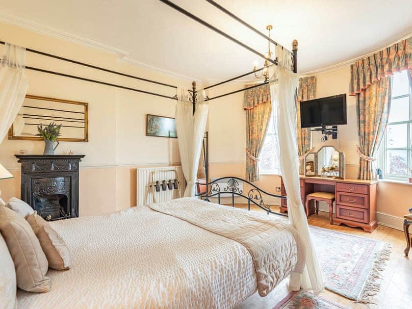 Four Poster bedroom | Edderton Hall Country House, Welshpool