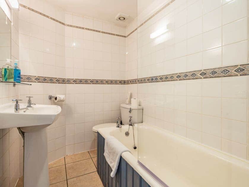 Bathroom | Edderton Hall Country House, Welshpool