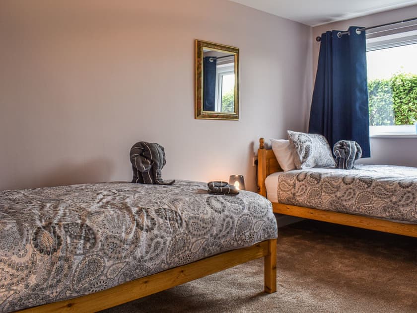 Twin bedroom | Saville, Llanfaes