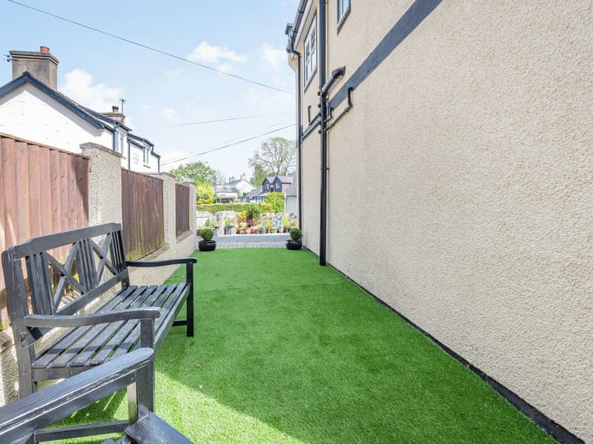 Sitting-out-area | Capel Y Ffynnon, Bryn Pydew