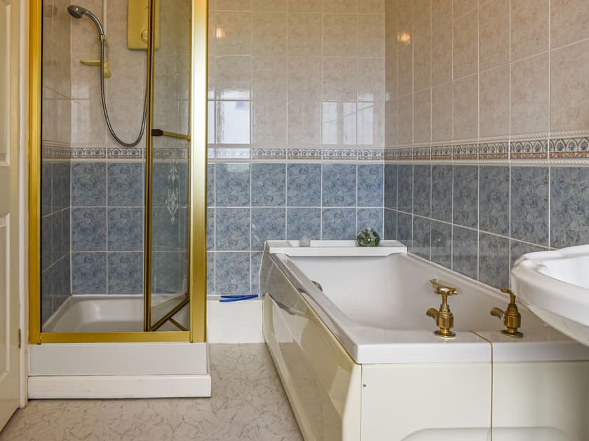 Bathroom | Heather Cottage, Canonstown