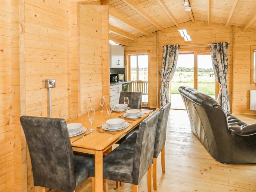 Dining Area | Fronwen Lodges : Ty Presto - Fronwen Lodges, LLANFAIRPWLLGWYNGYLL
