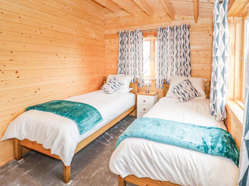 Twin bedroom | Fronwen Lodges : Ty Presto - Fronwen Lodges, LLANFAIRPWLLGWYNGYLL