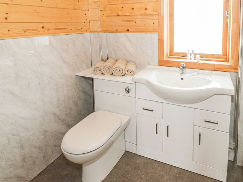 Bathroom | Fronwen Lodges : Ty Presto - Fronwen Lodges, LLANFAIRPWLLGWYNGYLL
