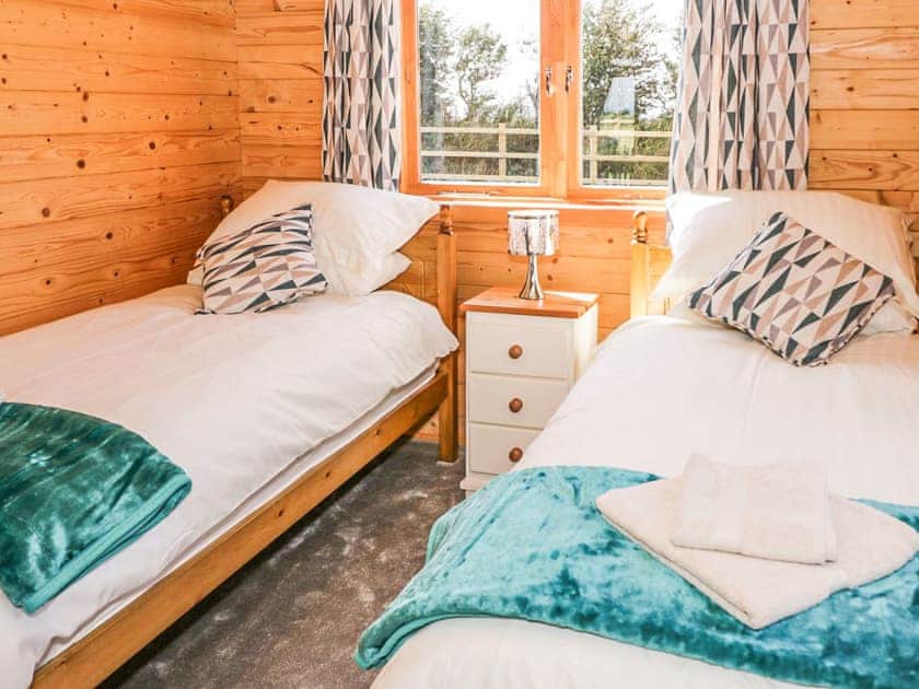 Twin bedroom | Ty Will - Fronwen Lodges, LLANFAIRPWLLGWYNGYLL