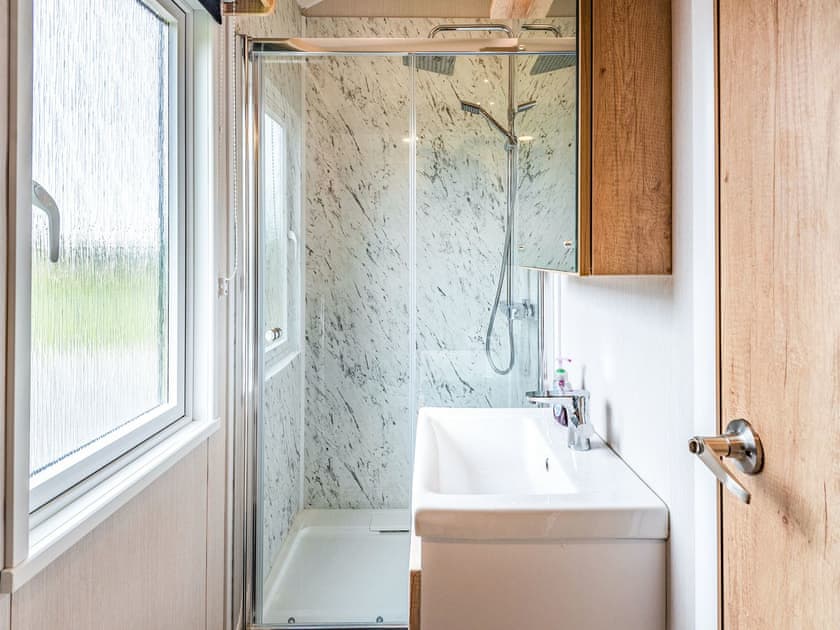 Shower room | Horseshoe Lake 3 - Chapel Fields Pods, Chapel St Leonards