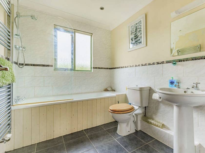 Bathroom | Foxglove Lodge - Higher Shorston Lakes and Lodges, Holsworthy, near Bude