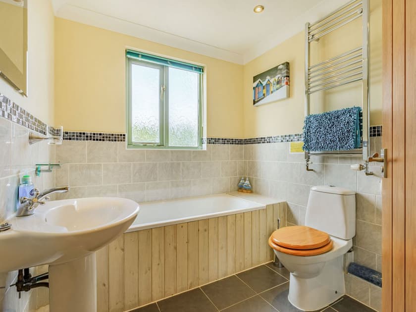 Bathroom | Bluebell Lodge - Higher Shorston Lakes and Lodges, Holsworthy, near Bude