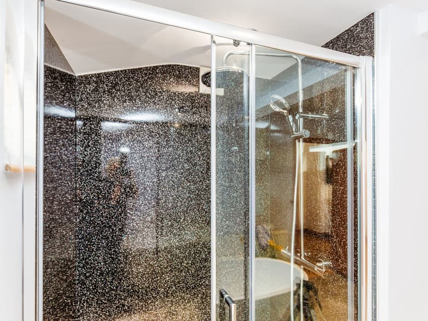 Power shower with overhead drench | Wagtails, Langford Budville, near Wellington