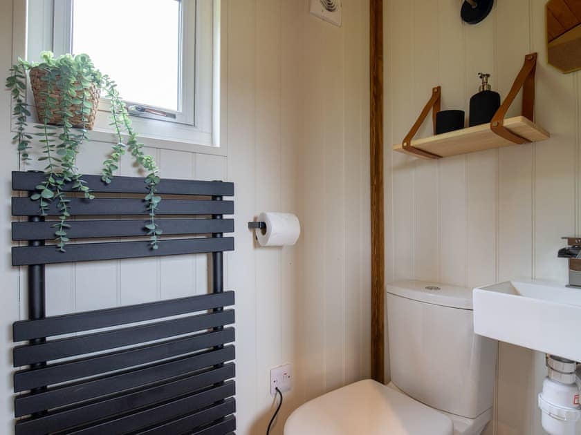 Shower room | Foxglove - Meadows Huts, Parwich, near Ashbourne
