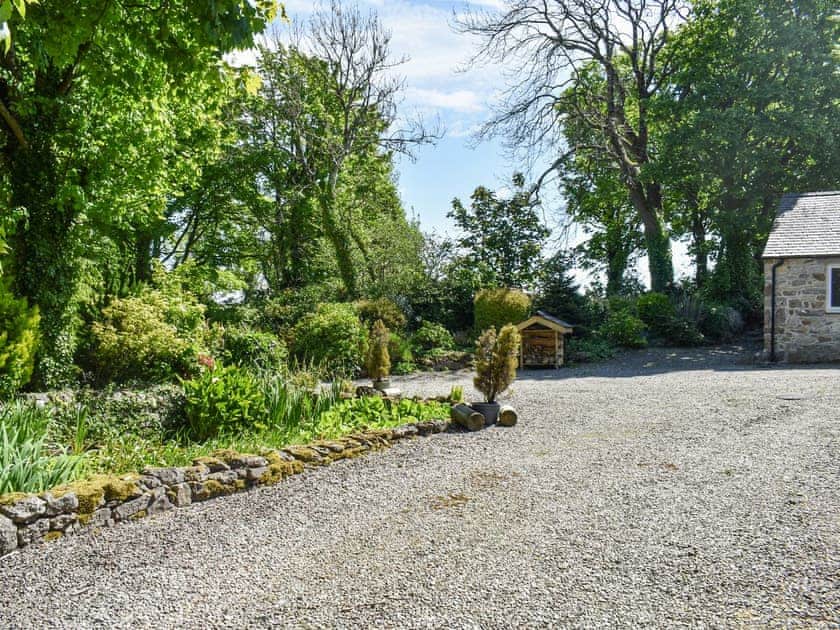Parking | Plas Llanfair Cottages- Swallow Cottage - Plas Llanfair Cottages, Angelsey
