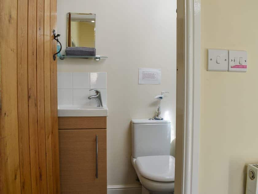 Ground floor toilet and shower  | Acorn Cottage, Ashover