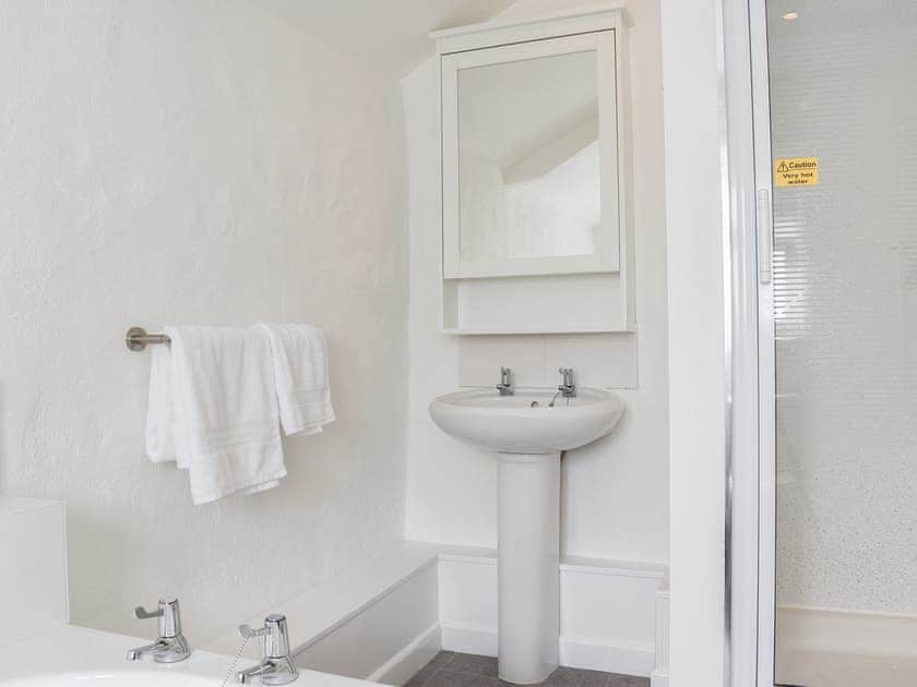 Bathroom | Pollards Cottage, Tintagel