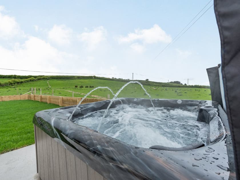 Hot tub | Gorwelon, Aberaeron