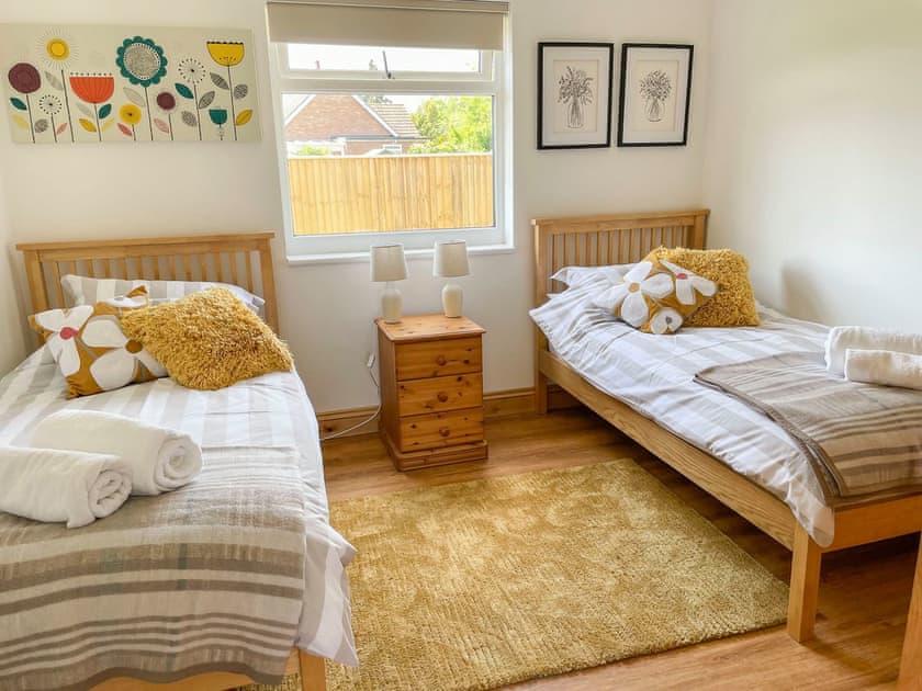 Twin bedroom | Aylesbury Lodge, Halstead