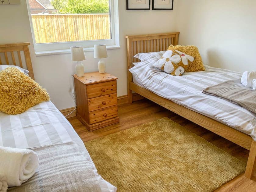 Twin bedroom | Aylesbury Lodge, Halstead
