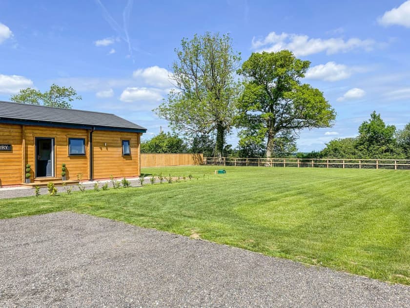 Garden and grounds | Aylesbury Lodge, Halstead