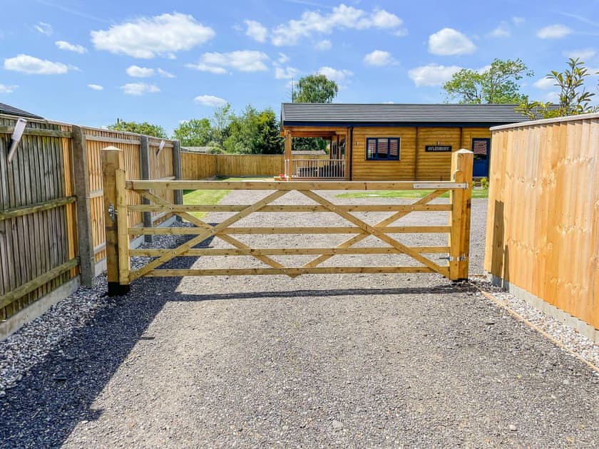 Garden and grounds | Aylesbury Lodge, Halstead