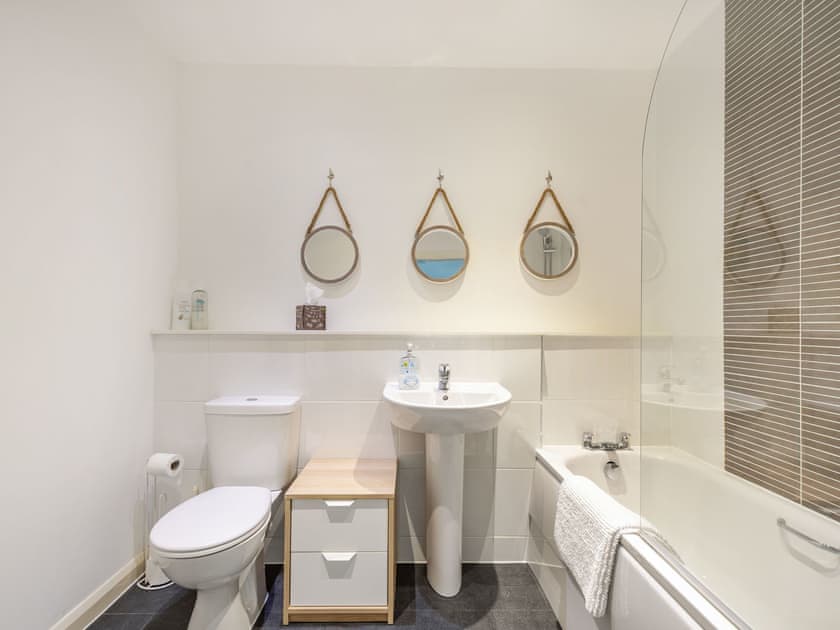 Bathroom | Harbour Quay Apartment, Irvine