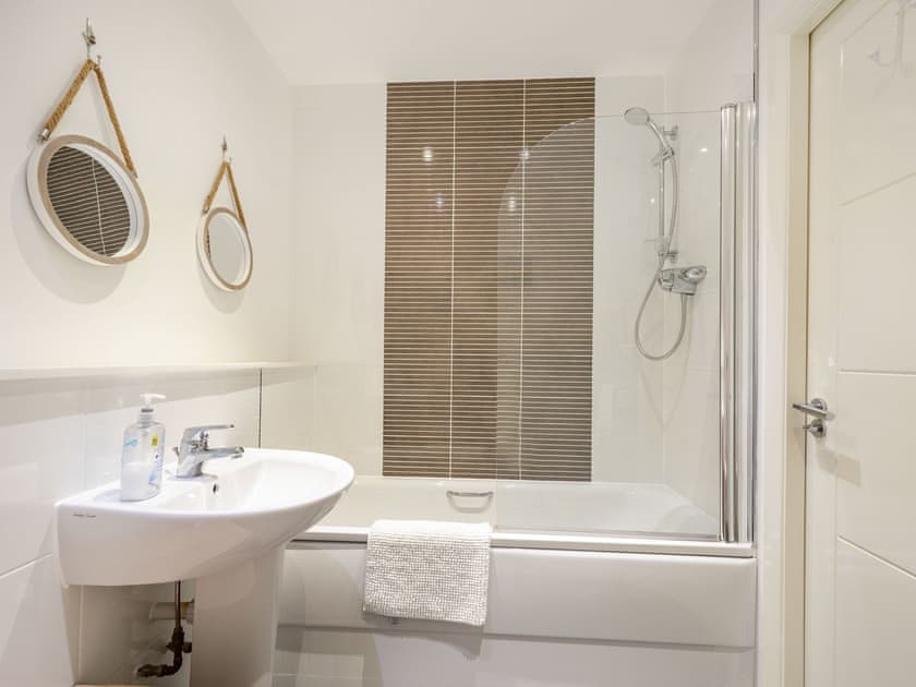 Bathroom | Harbour Quay Apartment, Irvine