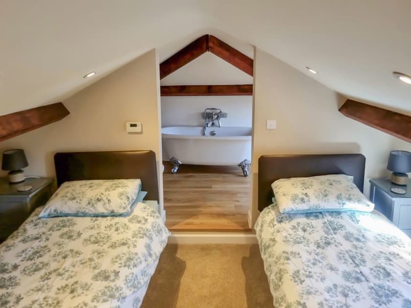 Twin bedroom | Yr Hen Weithdy, Llanllechid near?Bangor