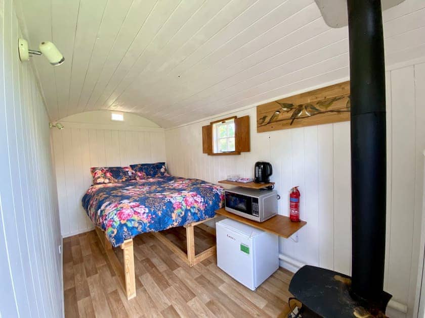 Open plan living space | Chelworth Shepherds Huts - Birch Shepherds Hut - Chelworth Shepherds Huts , Cricklade