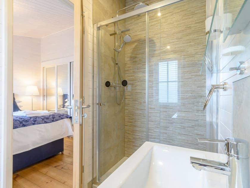 En-suite | Mahonia Lodge, Mercia Marina, Willington