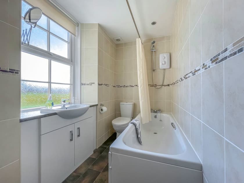 Bathroom | Rowan Cottage - Easter Dalziel Farm Cottages, Dalcross