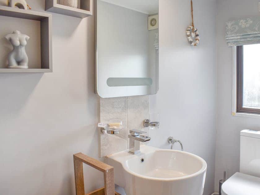 Bathroom | Y Nyth Yn Bwthyn Coed Gellyg, Dinas Dinlle, near Caernarfon