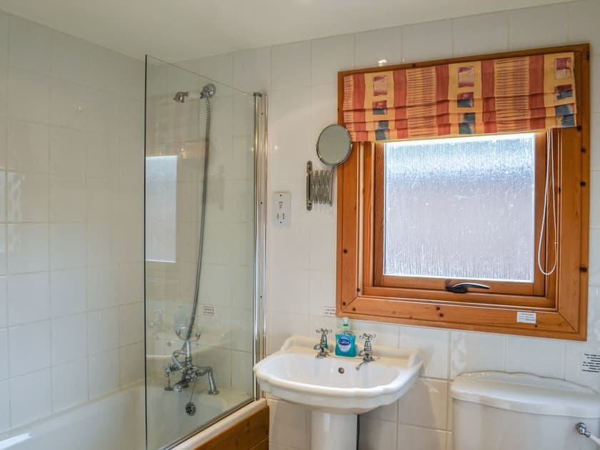 Bathroom | Cosy Lodge - Wold Lodge Leisure, Kenwick, near Louth