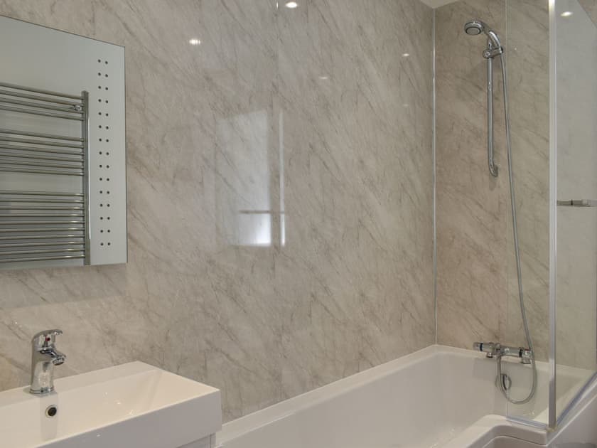 Bathroom | Bryn Y Felin, Dyffryn Ardudwy, near Harlech