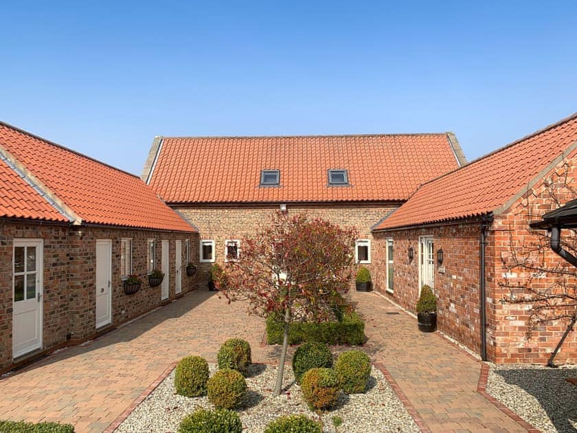 Communal courtyard garden | The Mill House - Meals Farm Cottages, North Somercotes, Mablethorpe