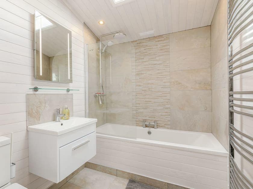 Bathroom | Erica Lodge, Willington