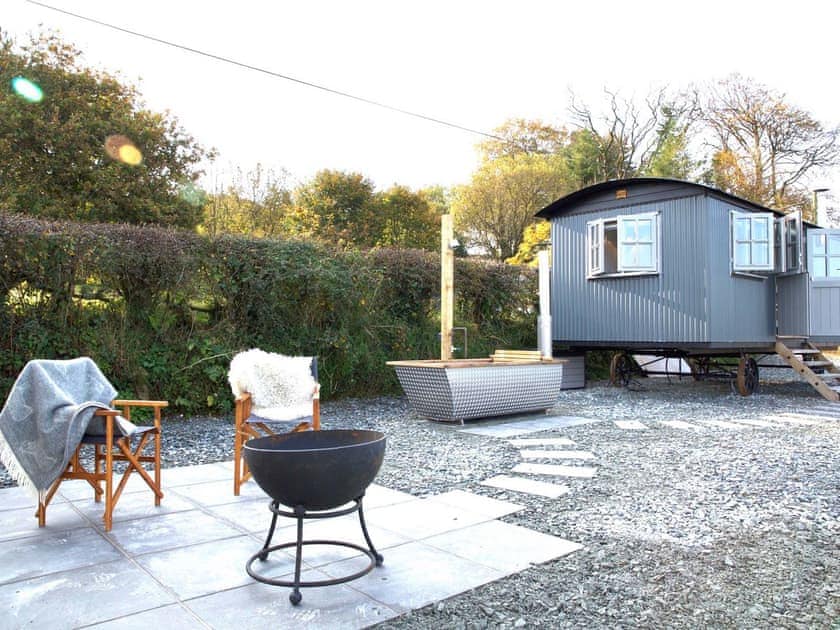 Sitting-out-area | Phoebe’s Folly - Kernow Retreats, Milton Abbot, near Tavistock