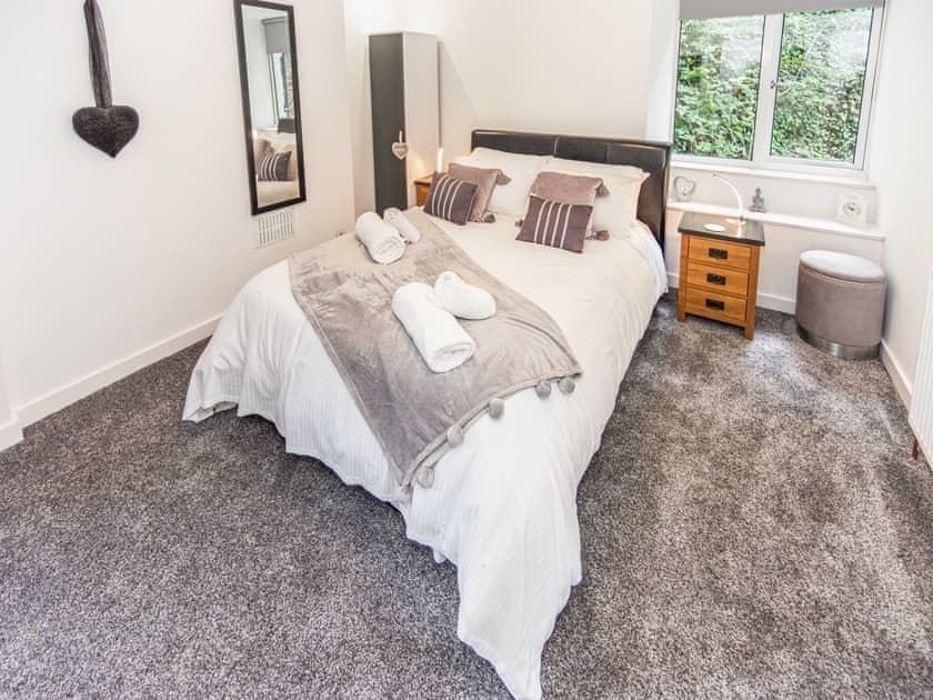 Double bedroom | 3 Mount Pleasant - River View Cottages, Looe