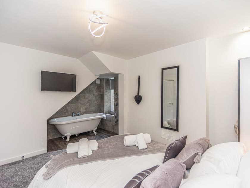 Double bedroom | 3 Mount Pleasant - River View Cottages, Looe