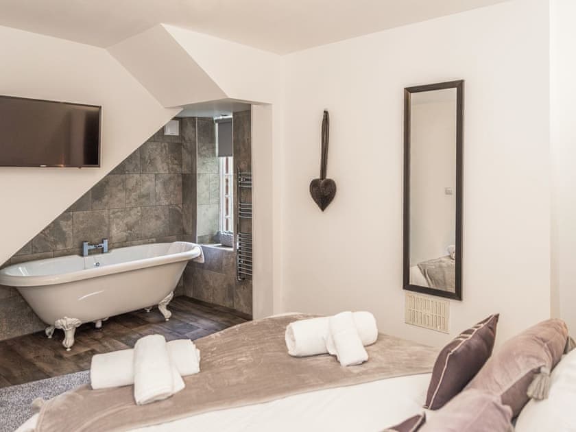Double bedroom | 3 Mount Pleasant - River View Cottages, Looe