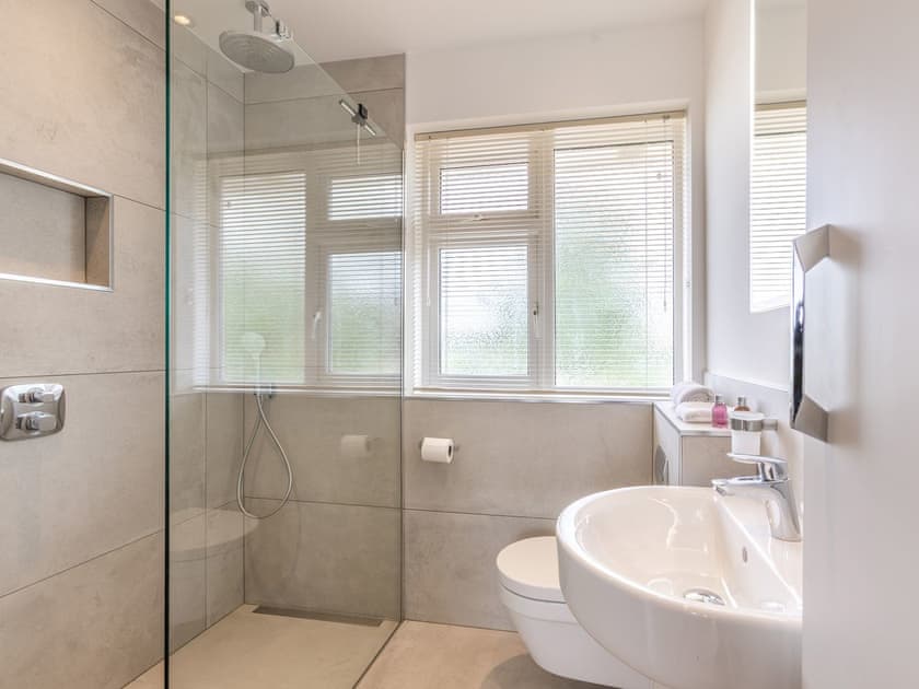 Shower room | Avon Lock Cottage - Avon Lock Cottages, Tewkesbury