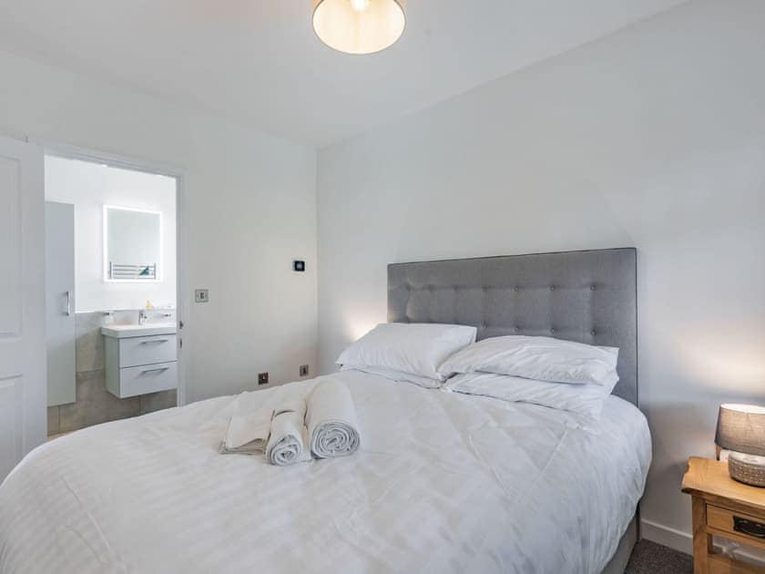 Double bedroom | Studio - Avon Lock Cottages, Tewkesbury