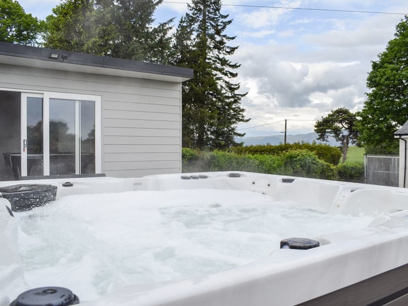 Hot tub | The Wee White Cottage, Stirling