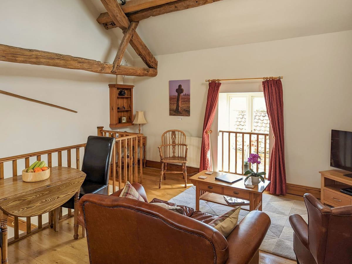 Wrelton Holiday Cottage sleeps 3 - Cruck at Loand House Court ( Ref 30869 ) Self Catering Accommodation near Pickering North Yorkshire