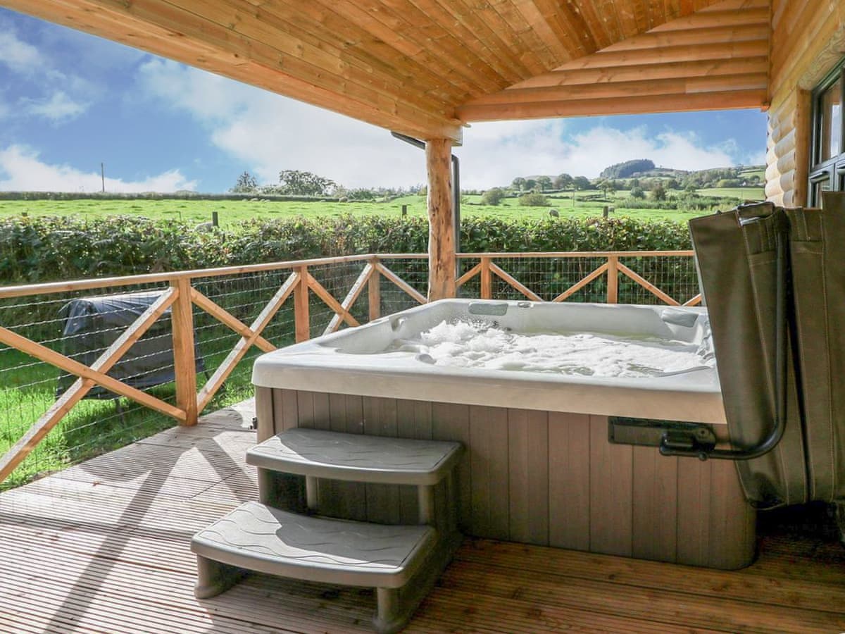 Lakeside Lodge - Image 2