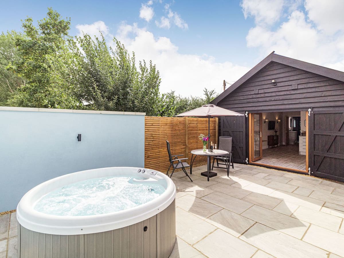 Roydon Retreats - Wisteria Lodge